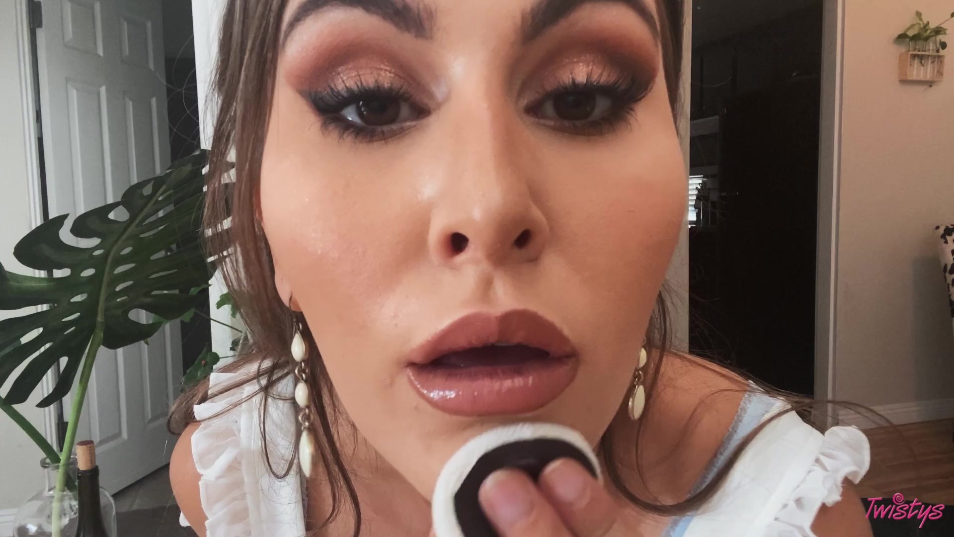 Lipsticked and Lonely 3